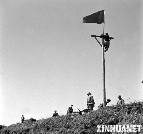 1955��2��13�գ��й������ž�½�������վ�Эͬ��ս���̽��һ��ɽ��֮���ֽ�Ŵ�µ�����ɽ�е�����ɽ���ȵ��졣���ˣ��㽭�غ�����ȫ����š����������ž���ռ��µ��󣬰Ѻ�����ڵ��ϵ������ߵ��ϡ� �»��緢