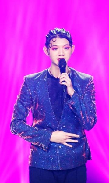 霍尊穿西装扮京剧脸谱网友质疑蛇精病图