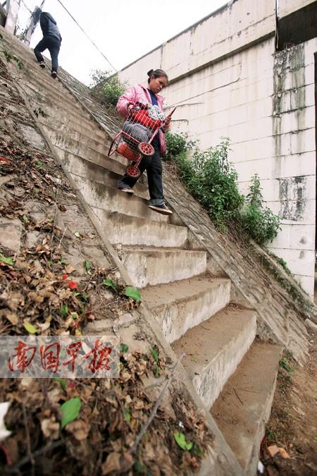 阶梯近乎“垂直” 路人下阶梯脚发抖做好滚的准备