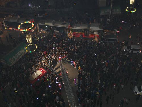 湖北女子爬高压线塔企图自杀致断电堵路(组图)