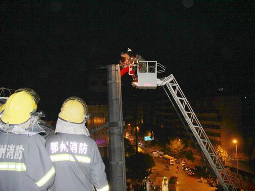 湖北女子爬高压线塔企图自杀致断电堵路(组图)