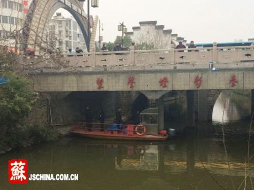 南京秦淮河中惊现一具浮尸 沿河漂流(图)