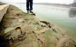 ■老人下河时在河边留下的脚印