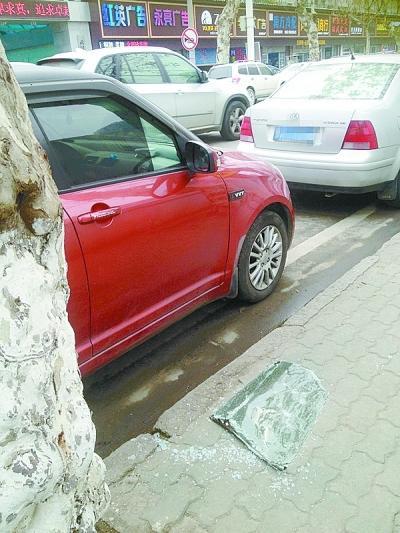 顺道街停车频被砸 居民无奈贴标语:电瓶已焊死