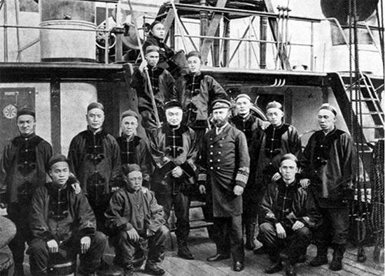 资料图:致远舰官兵合影(左四站立者为邓世昌)