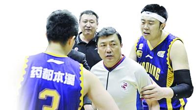 郑军在比赛现场被辽宁球员围住讨要说法.