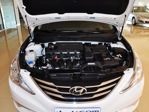 北京现代 2.4L 自动 发动机局部特写