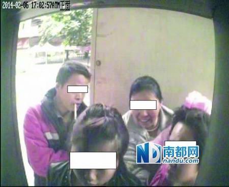 ����ATM�����¼����ʾ��2��6��17��02�֣�һ����Χ��ATM��ǰȡǮ��