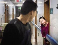 由于第二天一大早要忙碌婚礼,3月1日晚9点前,冯莹佯装笑脸送杨海斌离开病房。其实,她心中有万般不舍。