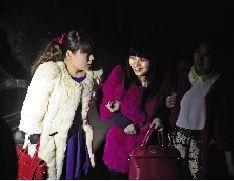 为了早早赶回家里等待新郎,冯莹打完针离开医院时,天还未亮。