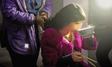 昨天上午,为赶时间,冯莹边化妆边吃早餐。