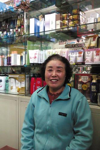 朝鲜族大妈靠卖化妆品资助28个贫困学生图