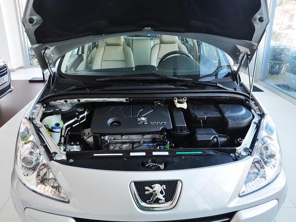 东风标致 1.6l 自动 发动机局部特写