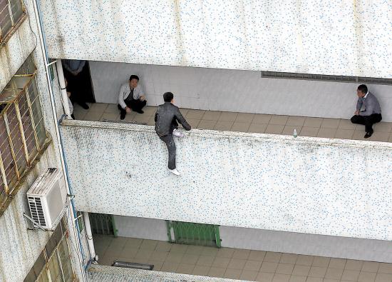 男子翻墙入校扬言跳楼 学校被迫停课