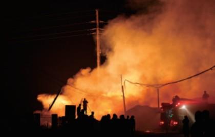 长水机场附近仓库半夜起火 危及高压电线