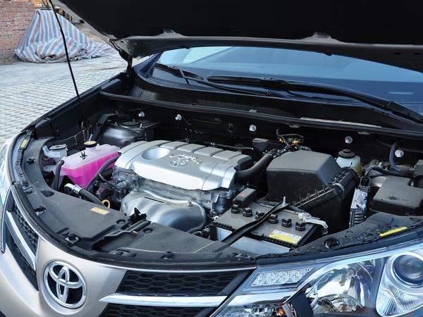 一汽丰田 2.5l 自动 发动机主体特写