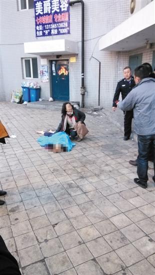 一名女子在哈市香坊区红旗大街一小区高楼坠地身亡,警方发现室内一名