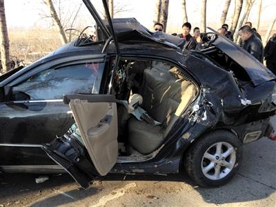 新娘为婚礼凌晨出门化妆返家时遇车祸2死一伤