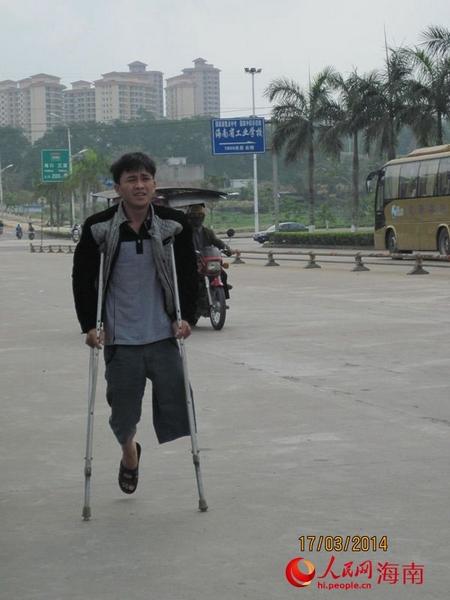 依靠双拐行走的苏庆清