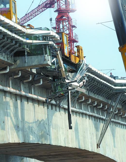 架桥机突然倾斜压塌铁路桥部分路面幸无人员伤亡