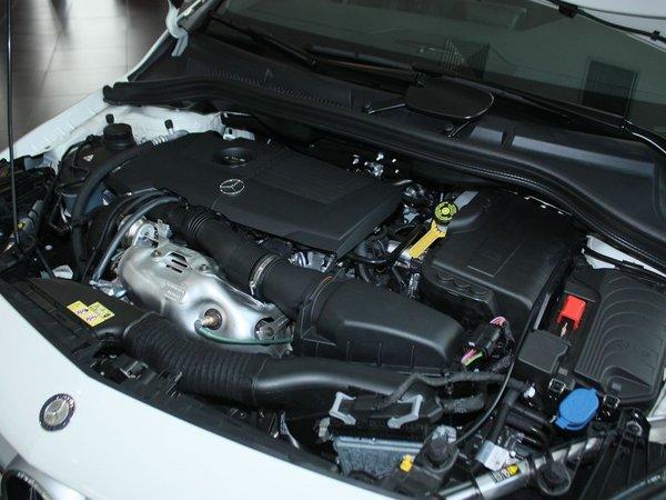 奔驰(进口) B200 1.6T 发动机主体特写