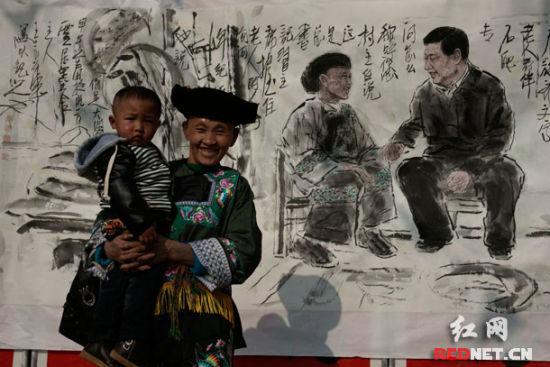 这就是画中人!石爬专老人成了明星,参观的村民看到这些作品时都拉着她合影。