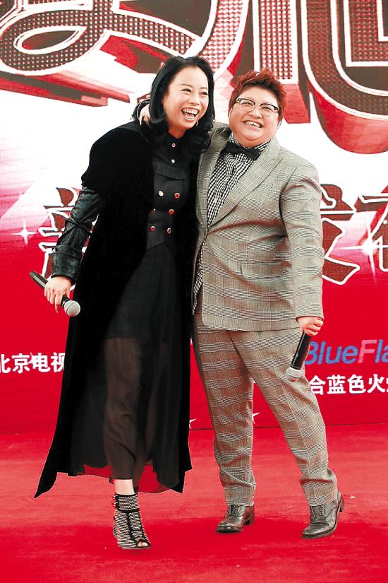 韩红任音乐综艺节目导演携手黄绮珊亮相图