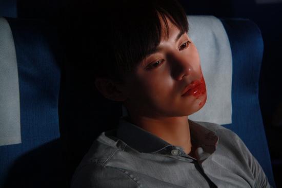 内地新秀朱珠,尹正联袂出演的3d空难巨制《绝命航班》,自3月21日上映