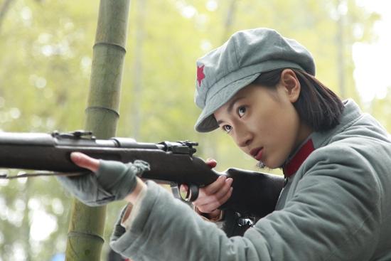 第一纵队女汉子英姿开枪冲锋扔手榴弹图