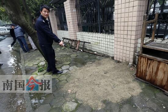 倾倒煤气残渣致上千师生疏散 32名师生因不适送医