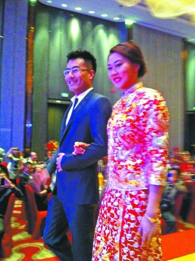 赵菁回门晒幸福催程菲结婚抱队友孩子逗玩图