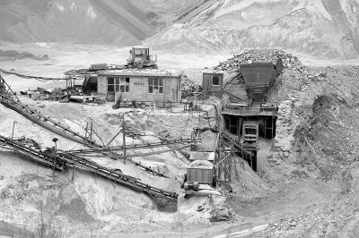 北京房山一黑矿禁采三年仍偷采深夜常闻采矿声