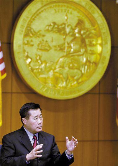 2007年,余胤良在一次会议上讲话。他上月因腐败、非法售卖军火等指控被捕。陈钢
