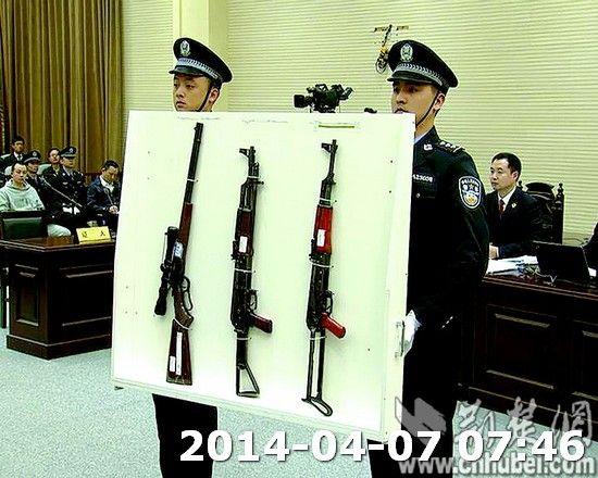 图为:检方向法庭展示涉黑枪支。(本报报道组 摄)