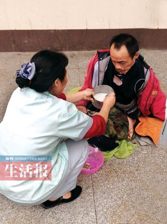 南宁一保洁员给残疾乞讨者喂饭 网友感动盛赞(图)