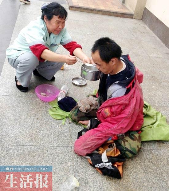 南宁一保洁员给残疾乞讨者喂饭 网友感动盛赞(图)