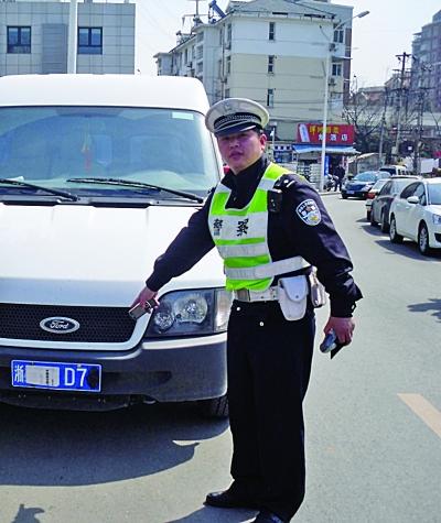 交警六大队供图在路上开着车,却被交警拦下,一头雾水的董先生下车后才