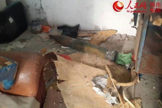 火箭弹置于仓库杂物中