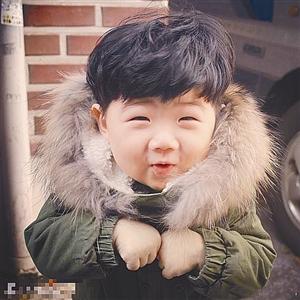 韩国小正太网络走红圆脸小眼天生喜感图