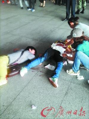 丈夫刀捅妻子后自残 路人夺刀助民警将其制服-中新网