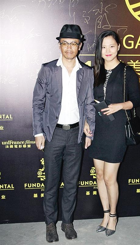 王学兵公开第三任妻子女方面对镜头大方微笑图