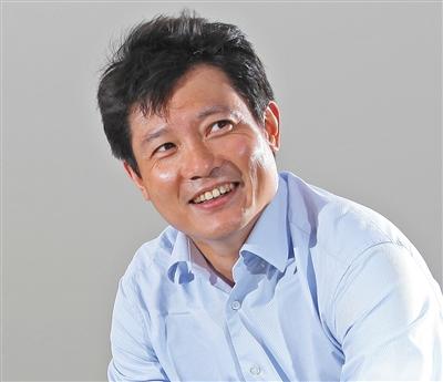 彭焱焱(著名经纪人)葛国瑞(美巡赛副总裁)张连伟吃香蕉补充体力.