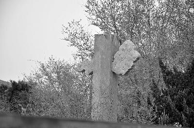 耿聚忠墓华表顶部石狮被盗图