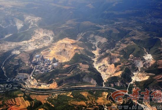 铜川市王益区这家水泥厂直接建在矿山旁,挖山取石非常便利.