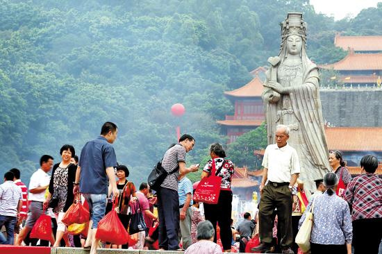 妈祖正诞日广东南沙天后宫迎大批信众图