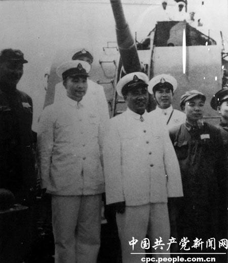 原国民党海军接字号护卫舰编入人民海军序列后分别改名为“长沙”、“西安”、“武昌”等。图为1951年8月7日,朱总司令及罗瑞卿、肖华等,在海军司令员肖劲光陪同下视察“西安”舰。