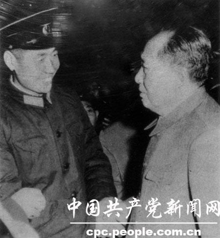 1964年12月18日,海军航空兵第4师10团副团长王洪禧,在浙江温岭以东上空,击落国民党空军RF—101型侦察机1架。图为毛泽东主席接见王洪禧。