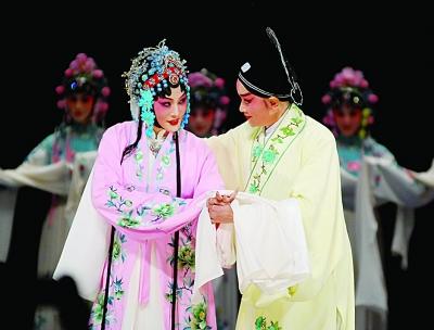 《牡丹亭》剧照袁腾飞夫妇(左一左二)与孔爱萍(右二)合影"今晚的北京
