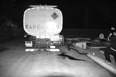 油罐车在中图燕木加油站内将柴油卸下。