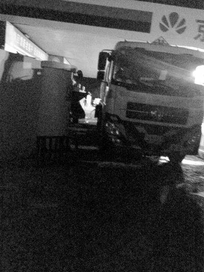 油罐车在中图京新加油站卸油。